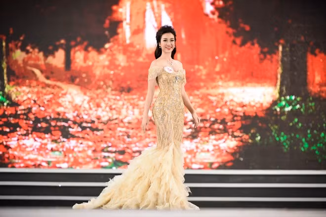 En robe de soirée. Photo courtoisie du Comité d'organisation de Miss Vietnam 2016