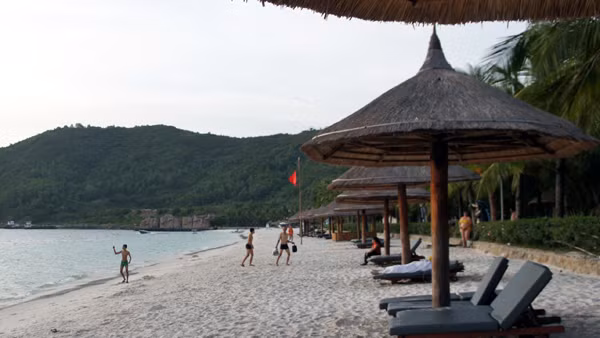 La plage de sable blanc, qui fait partie du parc d’attraction, est parfaire pour se relaxer.
