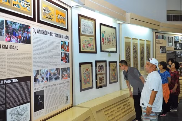 Des visiteurs de l'exposition