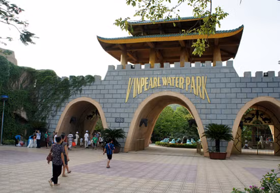 Outre l’aquarium souterrain, le parc dispose d'une zone de divertissements de 6.000 m².