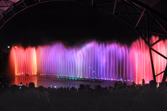 Dans la soirée, les spectacles de fontaines musicales colorés termineront magiquement ​la belle journée des touristes.