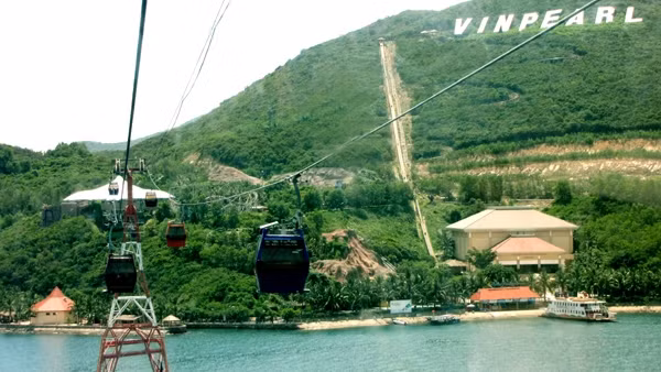 Le plus long télécabine de traversée maritime ​au monde ​relie la ville de Nha Trang à l’île de Hon Tre, sur laquelle le parc d’attraction Vinpearl Land se situe.