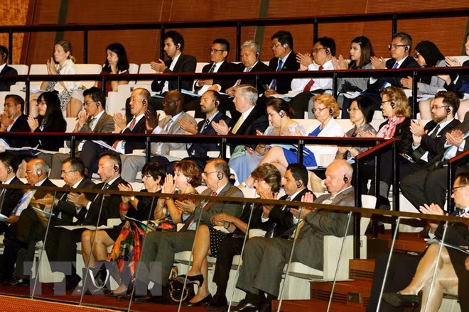  Des invités étrangers participent à la cérémonie d’ouverture de la 5e session. 