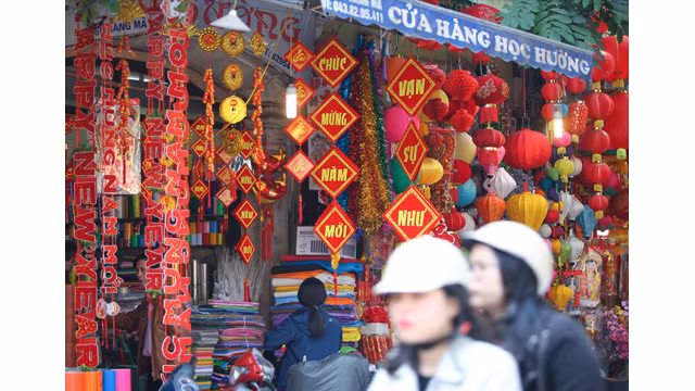 La rue de Hàng Ma vend des décorations pour le Têt traditionnel.