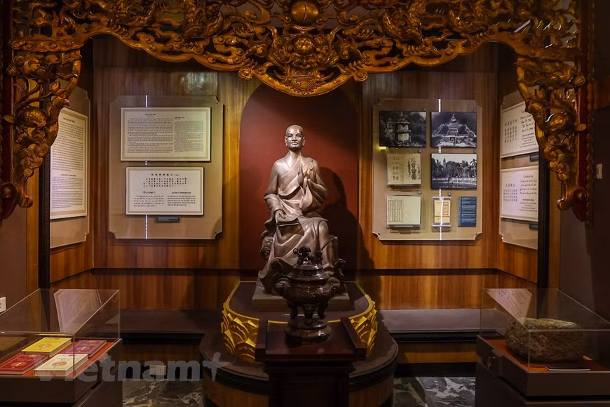Une statue du roi Tran Nhan Tong datant du XIIIe siècle. Tran Nhan Tong, né sous le nom Tran Kham en 1258 et mort en 1308, est l'empereur du Dai Viet (ancêtre du Vietnam) de 1278 à 1293 et le troisième représentant de la dynastie des Tran. Il fut également un poète célèbre, une figure culturelle et le fondateur du secte bouddhique Truc Lam Yen Tu. Il remporta deux grandes victoires sur les envahisseurs chinois Yuan en 1285 et 1287. La paix revenue, il choisit le mont Yen Tu pour se retirer et mener une vie d'ermite après avoir laissé le trône à son fils aîné, Tran Anh Tong. Photo: VietnamPlus