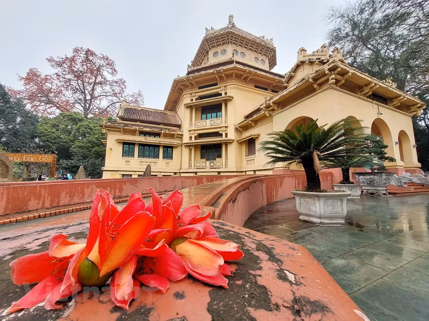 Le Musée national d’histoire du Vietnam est un lieu passionnant pour comprendre la riche histoire du pays d’Asie du Sud-Est. Outre les belles collections d’objets exposées retraçant l’histoire mouvementée du pays, le site est un formidable exemple architectural du “style indochinois” initié par le célèbre architecte français Ernest Hébrard. Sur une surface de 4.000 m2, le musée rassemble aujourd’hui des milliers d’objets historiques de différentes époques, depuis les origines du pays jusqu’à la déclaration d’indépendance au milieu du XXème siècle. Une collection unique enrichie grâce aux multiples collaborations avec les musées et instituts de recherche étrangers. Photo: VietnamPlus