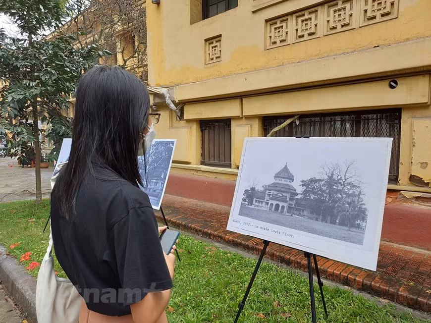 Le Musée national d’histoire du Vietnam était autrefois le Musée Louis Finot - musée de l’École française d’Extrême-Orient, construit en 1929 et inauguré en 1932. La construction du bâtiment a été pensée et dirigée par Ernest Hébrard, un architecte, un archéologue et un urbaniste français. Résidant en Indochine française à partir de 1921, Ernest Hébrard participa à la planification de plusieurs villes dont Hanoi et Dalat. Ernest Hébrard est connu pour être l’auteur du “style indochinois” en préconisant une rénovation et en rompant avec les tendances architecturales régnant à cette époque dans la métropole qui ne convenaient pas à un pays tropical. Photo: VietnamPlus