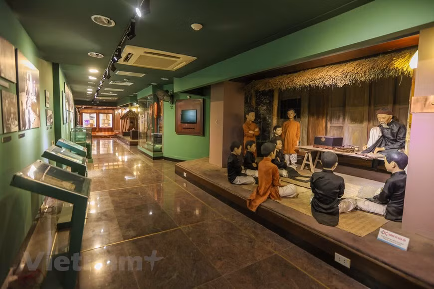 Sur les trois étages du musée, le premier est le plus impressionnant, avec des objets et documents littéraires de l’Antiquité et du Moyen Âge. Au premier étage, les visiteurs peuvent trouver un aperçu général sur 10 siècles de la littérature du pays, du Xe à la fin de XIXe siècle, comme l’histoire de l’écriture du pays sur différentes matières en papier "do" (fabriqué à partir de l’écorce du rhamnoneuron balansae), en métal, en bois… Ils peuvent également découvrir l’espace de reconstitution de tentes et de lits individuels des candidats aux concours de lettrés, de la scène du retour glorieux au village natal du lauréat après son succès au concours suprême. Photo: VietnamPlus