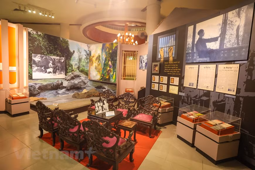 L’ensemble de la table et des sièges en bois avec lequel le Président Ho Chi Minh a reçu le roi Bao Dai en 1946 est exposé au Musée de la Littérature du Vietnam. Bao Dai est le nom d'intronisation du prince Nguyen Phuc Vinh Thuy, né le 22 octobre 1913 à Hue et mort le 31 juillet 1997 à l'hôpital militaire du Val-de-Grâce à Paris (France). Treizième et dernier monarque de la dynastie des Nguyen, Bao Dai est aussi le dernier empereur du Vietnam. Il règne sous la colonisation française, alors que la dynastie n'exerce plus qu'une souveraineté symbolique sur les protectorats de l'Annam et du Tonkin. Photo: VietnamPlus