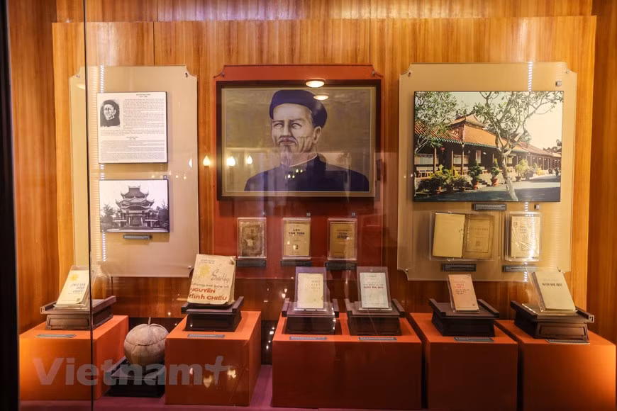 Un portrait de Nguyen Dinh Chieu et certaines de ses œuvres remarquables sont exposés au Musée de la Littérature du Vietnam. Nguyen Dinh Chieu, né le 1er juillet 1822, est un exemple typique de dépassement des difficultés de la vie et de poursuite de l’enseignement et de l’apprentissage tout au long de sa vie. En outre, il pratiquait la médecine orientale pour sauver des gens. Sa poésie, pleine d’humanité, encourage le patriotisme, loue les gens qui sont prêts à faire de bonnes actions pour le bien de la communauté. Ses œuvres principales sont toutes composées en «nôm» (écriture démotique sino-vietnamienne), dont le plus célèbre est le roman en vers “Luc Van Tien”, qui contient de nombreuses leçons de morale et sur les bonnes traditions de la nation. Photo: VietnamPlus