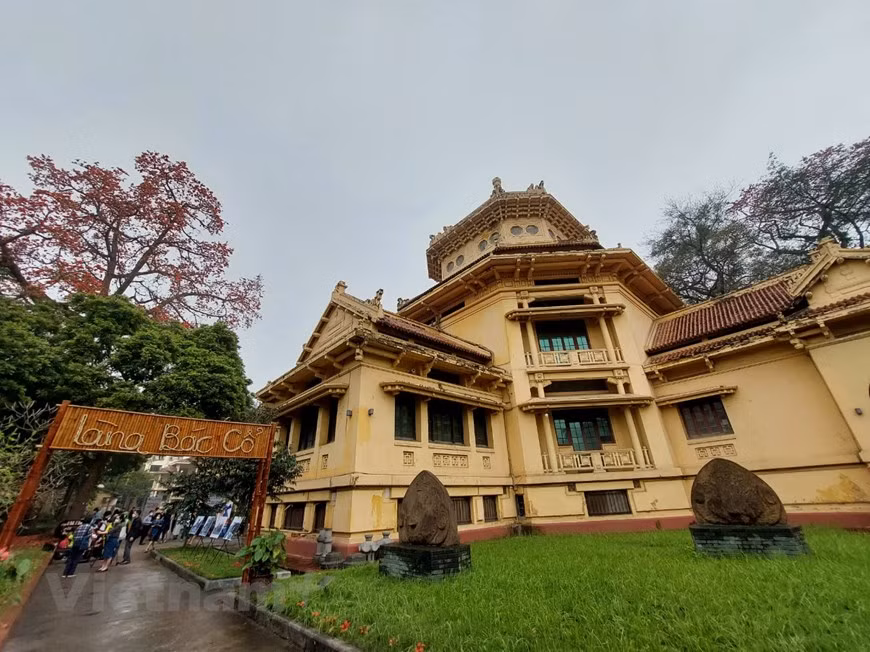 Le Musée national d’histoire du Vietnam conserve actuellement près de 200.000 objets et documents historiques et culturels, datant de la Préhistoire jusqu’en 1945. Il garde précieusement près de 110.000 documents et objets et 20 trésors nationaux, et de nombreuses collections d’artéfacts rares et précieux telles que celle des cultures archéologiques datant du Paléolithique inférieur, de l’âge du Bronze et du Fer, dont la très célèbre culture de Dông Son, la collection de céramiques émaillées, la collection d’objets en bronze de la dynastie des Lê- Nguyên, la collection des sculptures du Champa, les collections d’arts décoratifs étrangers provenant de la Chine, du Japon, de l’Inde et des pays d’Asie du Sud-Est. Photo: VietnamPlus