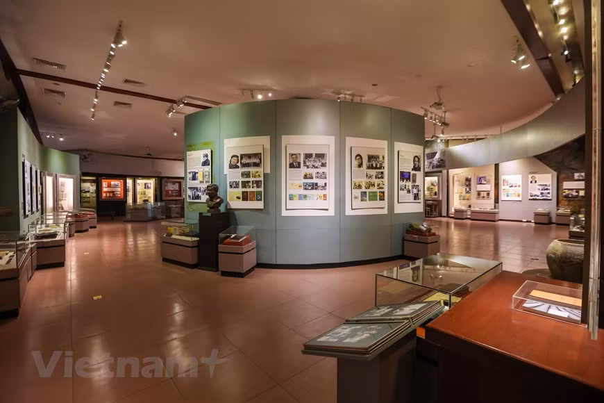 Le Musée de la Littérature du Vietnam est ouvert aux visiteurs de 08h30 à 11h30 le matin, et de 14h00 à 16h30 l’après-midi tous les jours. Le billet pour une visite est vendu 20.000 dongs (près de 1 dollar américain) par adulte et 15.000 dongs par étudiant et élève. Les enfants de moins de 6 ans bénéficient d’une entrée gratuite. Actuellement, l’écrivaine Nguyen Thi Thu Hue est la directrice du musée. Avec ses documents historiques précieux, le Musée de la Littérature du Vietnam n’est pas seulement une destination pour les lecteurs, c'est également une destination touristique idéale pour les visiteurs souhaitant découvrir la culture du pays. Photo: VietnamPlus