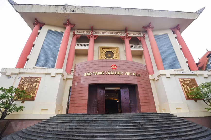 Le Musée de la Littérature du Vietnam est situé à environ 6,2 km au Nord du centre-ville de Hanoï. Il a été fondé le 8 novembre 2011 conformément à la Décision n° 1987/QD-TTg du Premier ministre. Le musée a été ouvert officiellement au public en juin 2015. Il est l’un des rares musées littéraires dans la région Asie du Sud-Est comme dans le monde. Sa création répond à un souhait des écrivains, des poètes ainsi que du public. C’est un lieu d’exposition et de préservation des œuvres, des documents, des objets permettant leur étude. Mais c’est aussi un site attractif pour les touristes désireux de découvrir l’histoire littéraire du Vietnam. Photo: VietnamPlus 