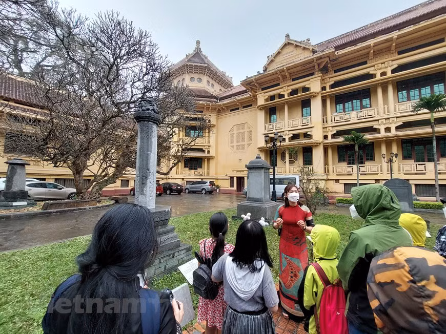 Selon Phung Quang Thang, directeur de Hanoitourist, les voyagistes s’affairent à la préparation des produits et services touristiques pour accueillir à nouveau les touristes étrangers à partir du 15 mars 2022 après un hiatus dévastateur en raison de l’épidémie du nouveau coronavirus et trois mois d’expérimentation du passport vaccinal. "Le projet de visite +Bac Cô - Saison du kapokier+ a longtemps été discuté par Hanoitourist et le Musée national d’histoire du Vietnam comme un nouveau spécial produit touristique pour les visiteurs à Hanoi", a-t-il déclaré. Le nom “Bac Cô” est inspiré par le court et ancien nom vietnamien du Musée national d’histoire du Vietnam. Photo: VietnamPlus