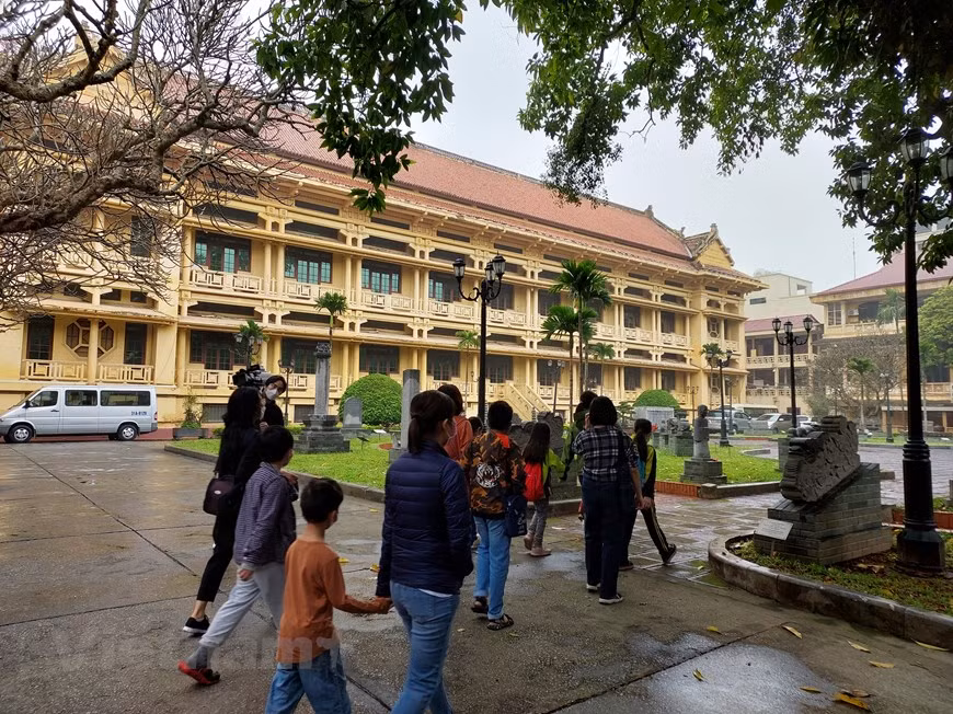 En 1958, le gouvernement vietnamien a officiellement administré cet ensemble culturel: il mène des études, des collectes pour enrichir la documentation et les antiquités pour ainsi transformer le contenu d’un musée artistique en celui d’un musée d’histoire sociale. Le 3 septembre 1958, le Musée d’histoire du Vietnam ouvre officiellement ses portes aux visiteurs. Pendant ce temps, le Musée de la Révolution vietnamienne se trouvait dans un autre bâtiment colonial, celui du service commercial indochinois, construit en 1917. Le contenu de l’exposition du Musée de la Révolution vietnamienne a été élaboré par les premiers cadres du musée et ouvert au public le 6 janvier 1959. Photo: VietnamPlus