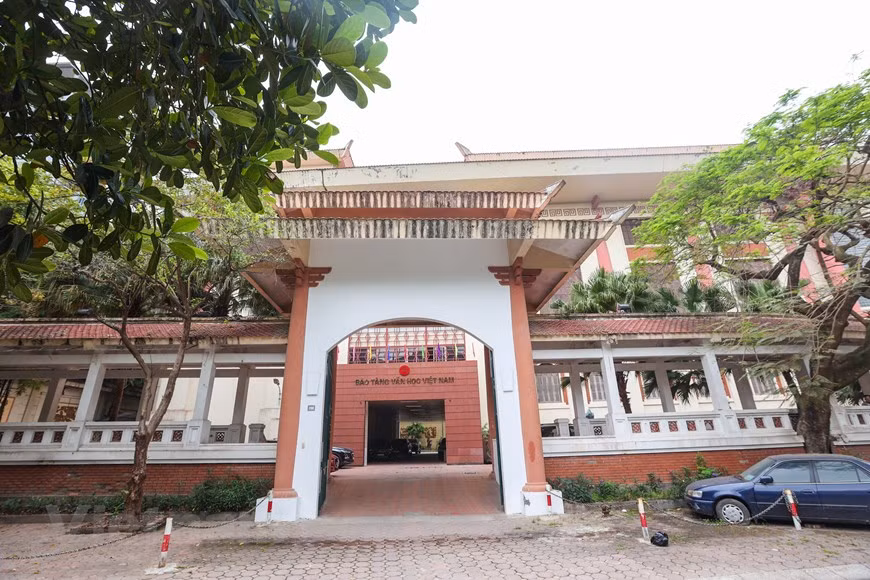 Le Musée de la Littérature du Vietnam (“Bảo tàng Văn học Việt Nam” en vietnamien) est situé au 20B, dans la ruelle 275, rue Au Co, quartier de Tu Lien, arrondissement de Tay Ho, à Hanoï. Le choix du lieu n’a rien d’un hasard car c’était l’emplacement de l’École de création littéraire de Quang Ba de l’Association des écrivains du Vietnam pendant les années 1960-1970. Trois étages du musée sont consacrés à l’exposition de divers œuvres et objets liés à l’histoire de la littérature vietnamienne, ainsi qu’à la présentation de nombreux auteurs. Un dernier étage concerne la vie rurale du Vietnam. Chaque stand raconte la vie et la carrière d’un écrivain ou d'un poète. Photo: VietnamPlus 