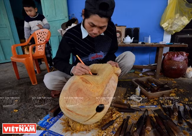 Des motifs décoratifs sont ajoutés sur la cloche. Photo: Thanh Hòa