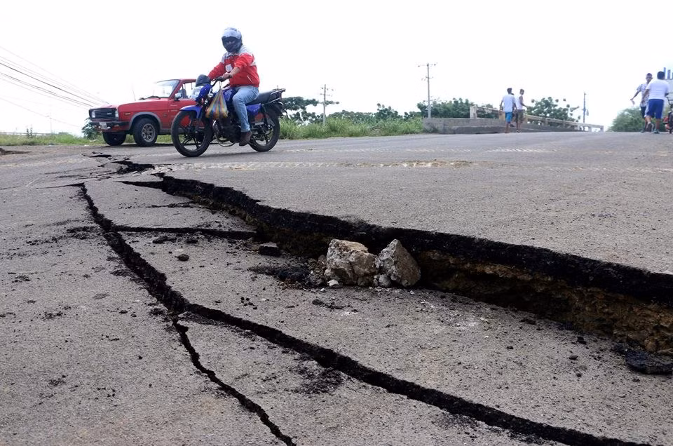 Les dégâts sont considérables près de l'épicentre, mais aussi dans des endroits plus éloignés, comme dans la grande ville portuaire de Guayaquil.