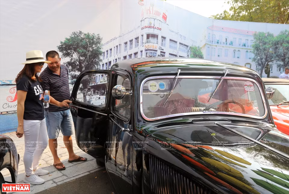 La 2è journée des automobiles anciennes de Sai Gon a attiré des milliers de visiteurs...