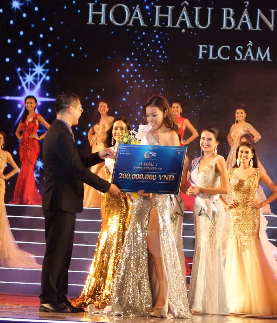  Pham Thuy Hang résidant en Allemagne élue première dauphine. Photo: VNA