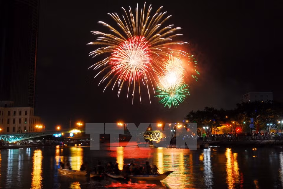 Les feux d'artifice à Ho Chi Minh-Ville.