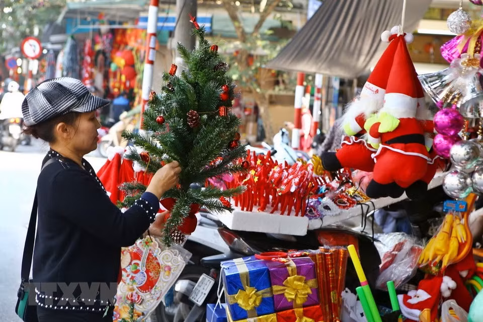 Guirlandes et sapins sont indispensables pour Noël.