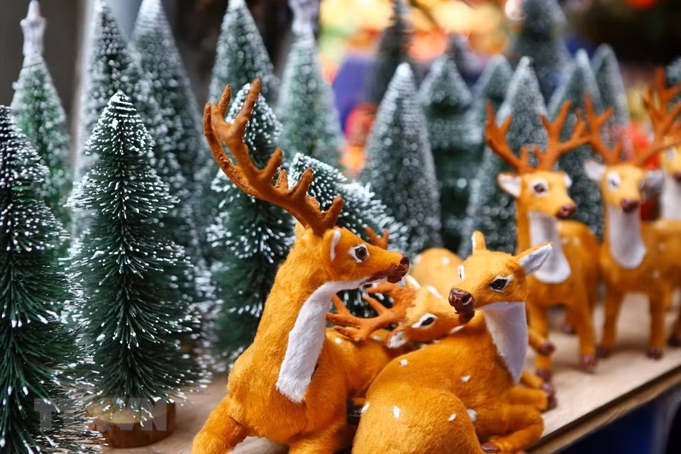 Des sapins et des cerfs en miniature.