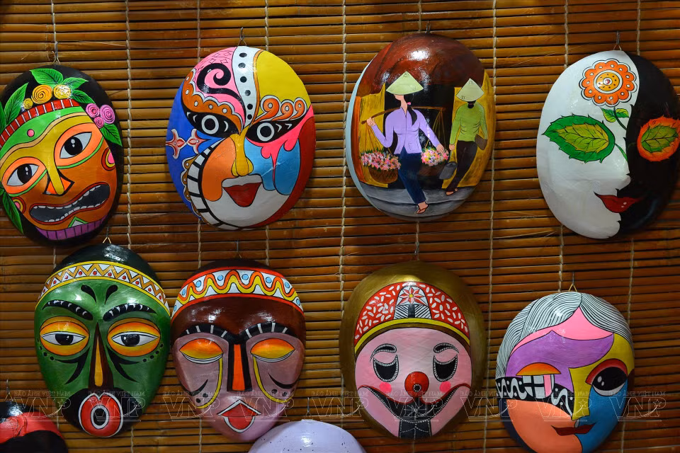 Les masques sont conçus à différentes époques et retranscrivent les différentes émotions de celui qui les conçoit. Photo: VNA