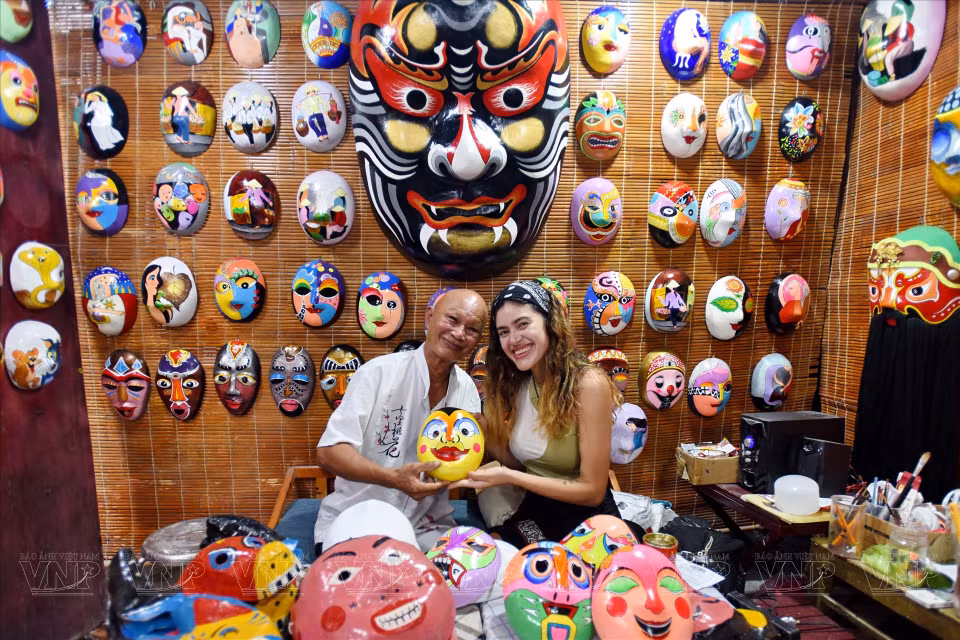 Le magasin "Masques du temps" de Bui Quy Phong est une destination incontournable de la ville de Hoi An, province de Quang Nam au Centre. Photo: VNA