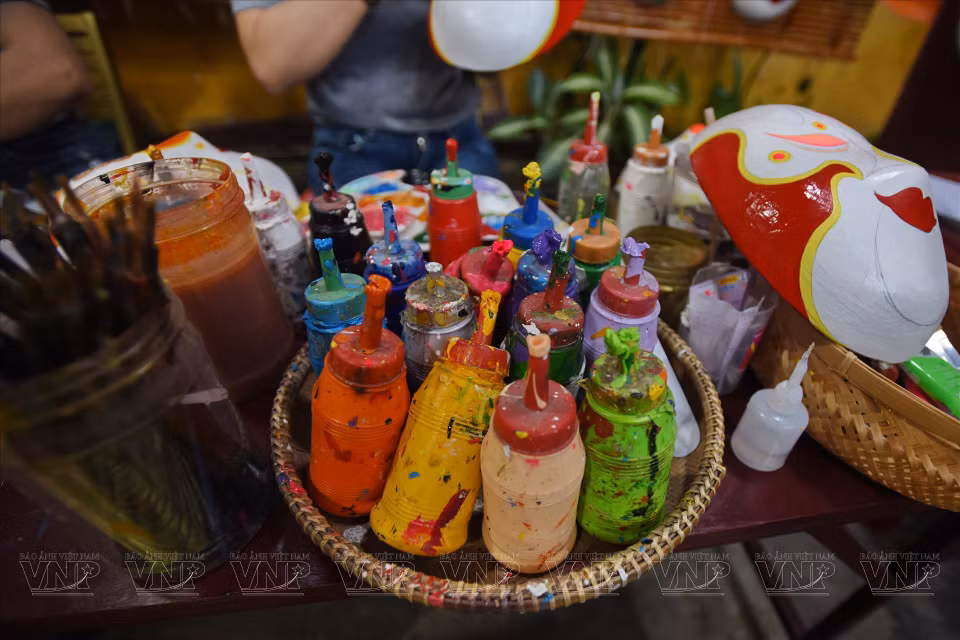 Couleurs principales utilisées dans la production de masques. Photo: VNA