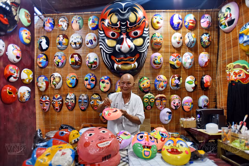 L’artisan Bui Quy Phong dans son magasin à Hoi An. Photo: VNA