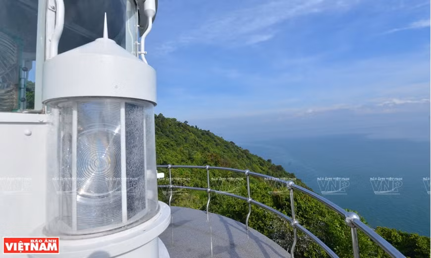 Le phare permet aux bateaux de pêche opérant dans les eaux de Thua Thien-Hue et de Da Nang d’identifier leur position ainsi que de les avertir du danger et de les guider en toute sécurité sur leur chemin.