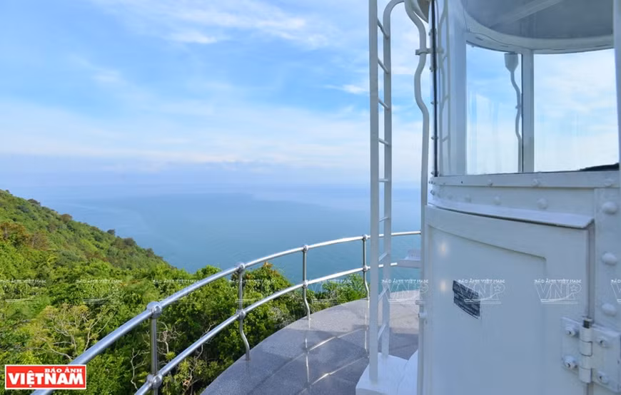Le phare permet aux visiteurs de profiter de belles vues panoramiques sur la mer, la montagne et la forêt d'en haut