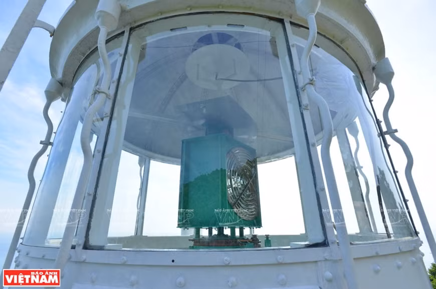 D’une hauteur de 15,6 mètres et pour une largeur de 2,7 mètres, le phare possède une visibilité géographique de 14 milles marins