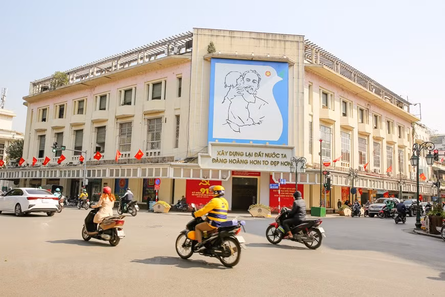 Il reste une semaine avant l'ouverture du 13e Congrès du Parti communiste du Vietnam qui aura lieu du 25 janvier au 2 février 2021 à Hanoï. À ce jour, la plupart des rues de la capitale de Hanoï sont décorées de fleurs et de drapeaux colorés pour accueillir cet événement politique important de la nation. Des panneaux et des slogans de grande taille sont affichés dans les rues principales et les carrefours de la ville. L'atmosphère jubilatoire d'accueil du 13e Congrès du Parti est visible partout, depuis les bureaux, les sites de reliques historiques et les lieux culturels de la capitale vietnamienne. Photo: VietnamPlus
