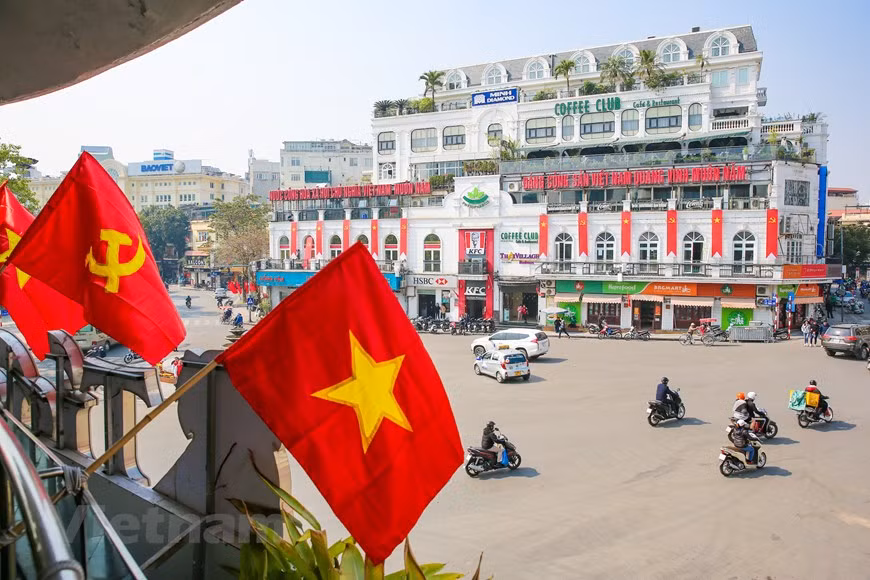 Des drapeaux rouges illuminent la place Dong Kinh Nghia Thuc dans le centre-ville. Le vice-président du Comité populaire municipal, Chu Xuan Dung, a déclaré qu'au 19 janvier, les décorations de l'événement avaient été pour l'essentiel achevées dans les arrondissements et les quartiers, notamment le long des rues principales et au siège des agences centrales et de Hanoï. Les agences, les unités, les hôpitaux, les écoles et les ménages ont été invités à arborer le drapeau national du 15 janvier au 14 février. Des lumières ont été installées dans 11 rues et des viaducs le long du périphérique N°3. Des fleurs et des plantes ont également été disposées dans les principales zones. Photo: VietnamPlus