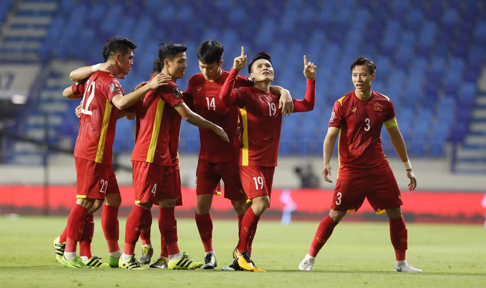Quang Hai célèbre avec ses coéquipiers après avoir marqué un but à la 62e minute.