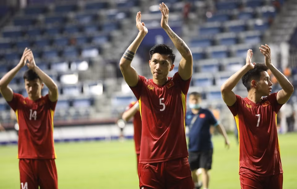 Les footballeurs vietnamiens remercient les supporters après la fin du match.