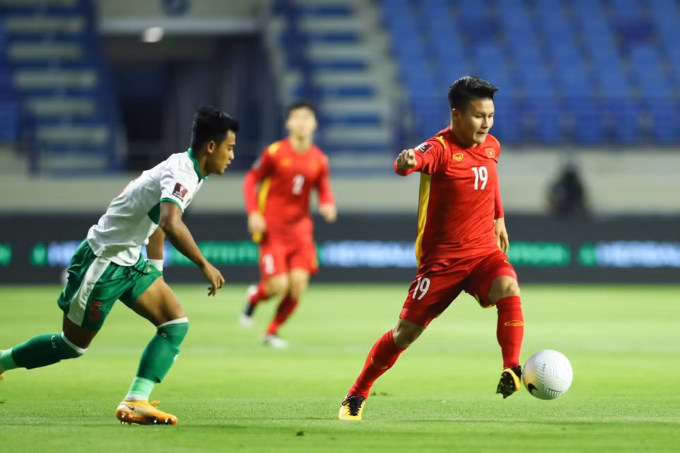 Quang Hai dans le cercle du défenseur indonésien.