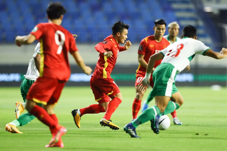 Quang Hai dans le cercle des défenseurs indonésiens.