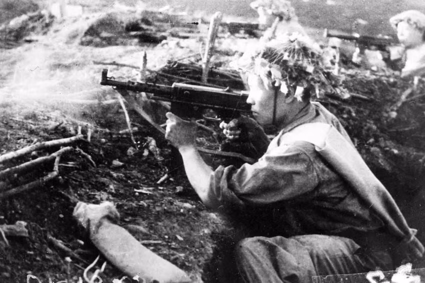 Lors de cette phase, les forces vietnamiennes attaquent simultanément les bases de l’Est. Sur la photo : Bataille acharnée à une position de la colline C. Photo d’archives : VNA