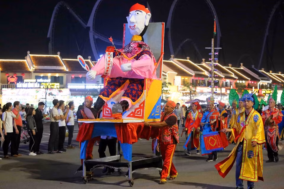 Les plus de 1.000 artistes accompagnant ces chars floraux magnifiquement décorés ont animé les axes principaux de la ville de Ha Long. 