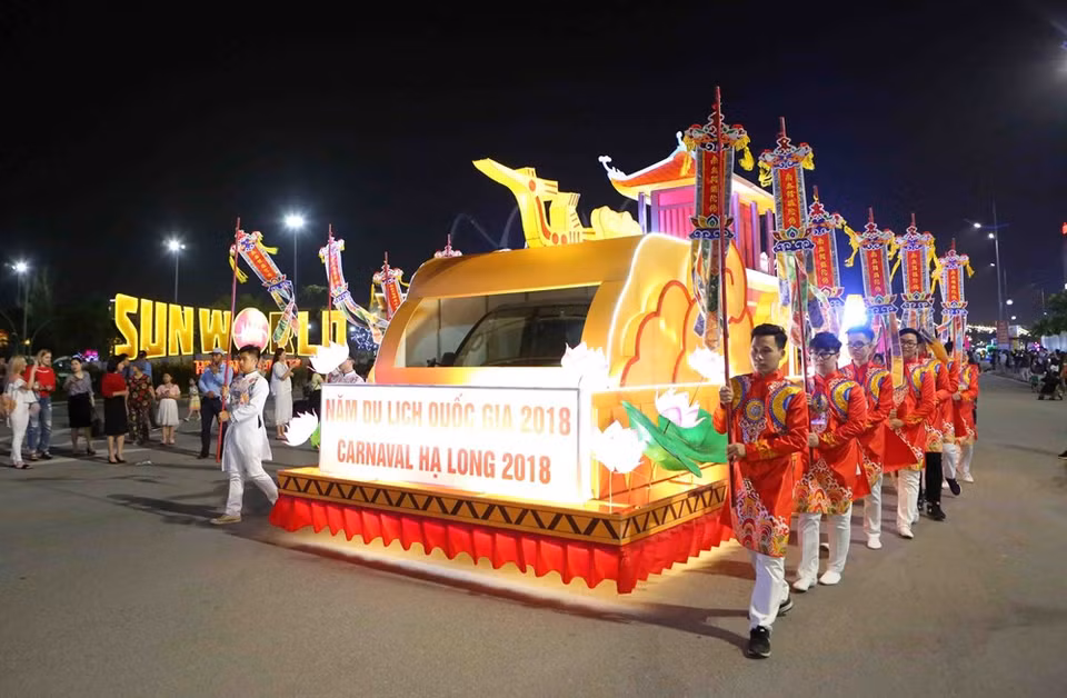 Le défilé est un événement impressionnant et important pour le succès du Carnaval de Ha Long 2018. 