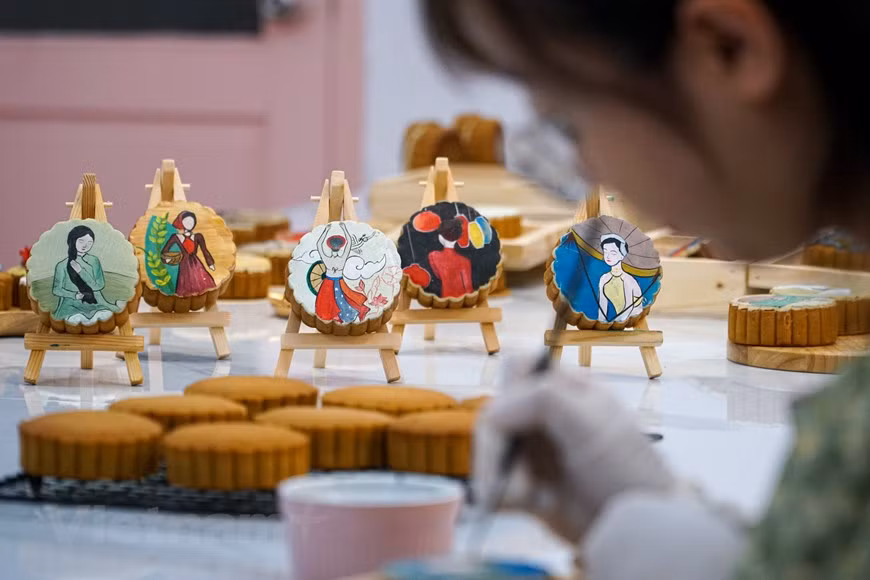 Des gâteaux de lune faits maison avec des garnitures typiques telles que graines de lotus et pâte de haricot vert, sont visuellement impressionnants, laissant dégouliner notre gourmandise sans complexes, et pouvant se réinventer à toutes les sauces. Photo: VietnamPlus