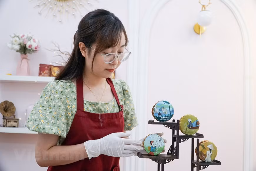  À l’approche de la Fête de la mi-automne, Thuy Duong, une pâtissière de 27 ans domicilée dans l’arrondissement de Thanh Xuân, à Hanoi, propose à ses clients des gâteaux de lune traditionnels décorés avec des images peintes à la main. Photo: VietnamPlus