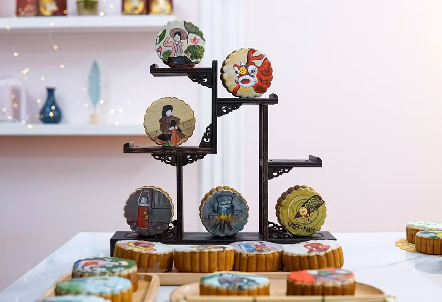 La passionnée œuvre pour allier le goût, la pâtisserie avec la décoration pour les pupilles et les papilles. Ces gâteaux sont plus chers que les pâtisseries confectionnées de manière conventionnelle, oscillant entre 180.000 dôngs (7,7 dollars) et 300.000 dôngs (13 dollars) chacun. Photo: VietnamPlus