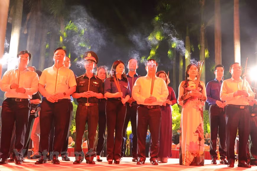 Organisée par le Comité municipal de l'Union de la jeunesse communiste Ho Chi Minh en coordination avec les unités militaires et de sécurité publique de la capitale, la cérémonie intégrait une série d’activités lancée lors de la semaine du 20 au 27 juillet pour marquer le 75e anniversaire de la Journée des Invalides de guerre et des Morts pour la Patrie du Vietnam et éduquer les jeunes générations sur le patriotisme et la tradition révolutionnaire. S'exprimant lors de la cérémonie, le secrétaire de l'Union de la jeunesse de Hanoï, Chu Hong Minh, a souligné qu’en appliquant les enseignements de l'Oncle Ho, les jeunes de la capitale se rappelaient toujours la belle tradition du Vietnam "Quand vous buvez de l'eau, rappelez-vous de la source". Photo: VietnamPlus