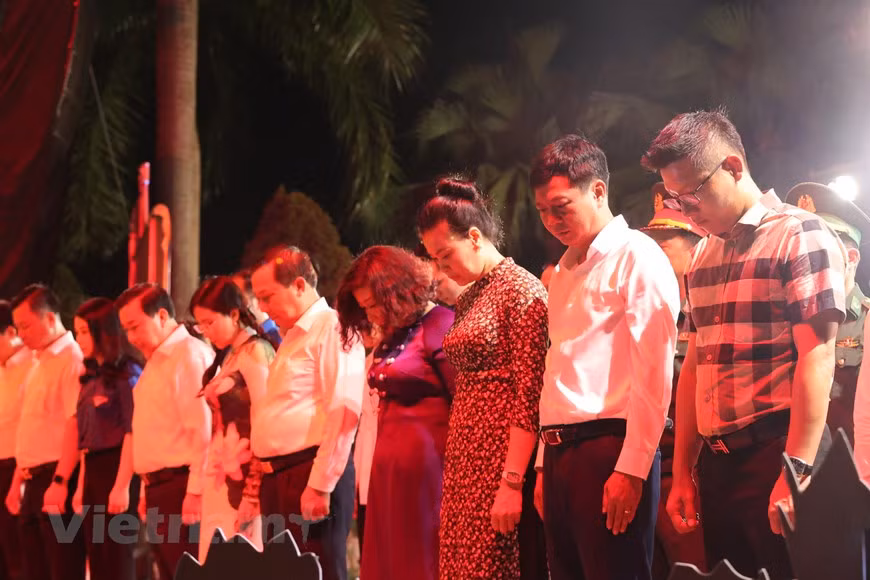 Lors de la semaine du 20 au 27 juillet, l'Union de la jeunesse communiste Ho Chi Minh de Hanoï a remis 2.625 cadeaux et organisé 87 sessions d'examen médical gratuit de soins de santé pour soutenir près de 20.000 soldats blessés, soldats malades, membres de familles révolutionnaires et personnes ayant rendu des services méritoires. En outre, l’Union de la jeunesse communiste Ho Chi Minh de Hanoï a attribué 300 bourses d’études aux enfants défavorisés, issus des familles infectés par l'agent orange/dioxine, et a organisé de nombreux forums et visites pour sensibiliser les membres de l’Union et les jeunes sur la tradition patriotique. Photo: VietnamPlus