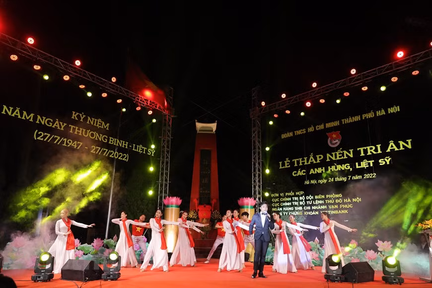 Dans la soirée du 24 juillet, le Comité municipal de l'Union de la jeunesse communiste Ho Chi Minh de Hanoï a organisé une cérémonie d'allumage des bougies au Cimetière des martyrs de Hanoï (situé au district de Tu Liem) pour rendre hommage aux héros et aux martyrs à l'occasion du 75e anniversaire de la Journée des Invalides de guerre et des Morts pour la Patrie du Vietnam (27 juillet 1947). L'événement a été suivi par des responsables centraux et municipaux, des familles de contributeurs à la révolution, ainsi que des centaines de jeunes locaux et membres de l'Union de la jeunesse communiste Ho Chi Minh. Photo: VietnamPlus