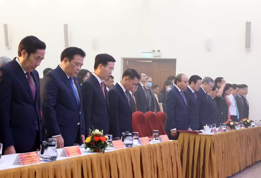  Le Premier ministre Nguyen Xuan Phuc et les délégués rendent hommage aux Héros morts pour la libération nationale.